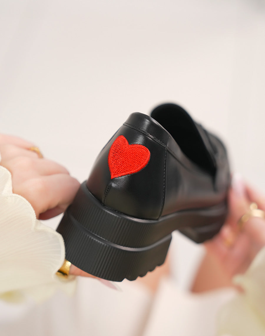 Mocassin femme noir à bijou ton sur ton avec détail cœur rouge et semelle crantée