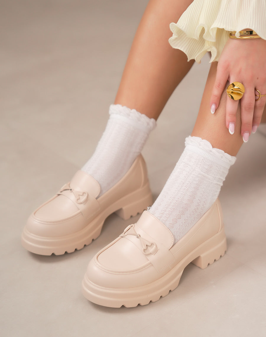 Mocassin femme beige à bijou noir, détail cœur rouge et semelle crantée