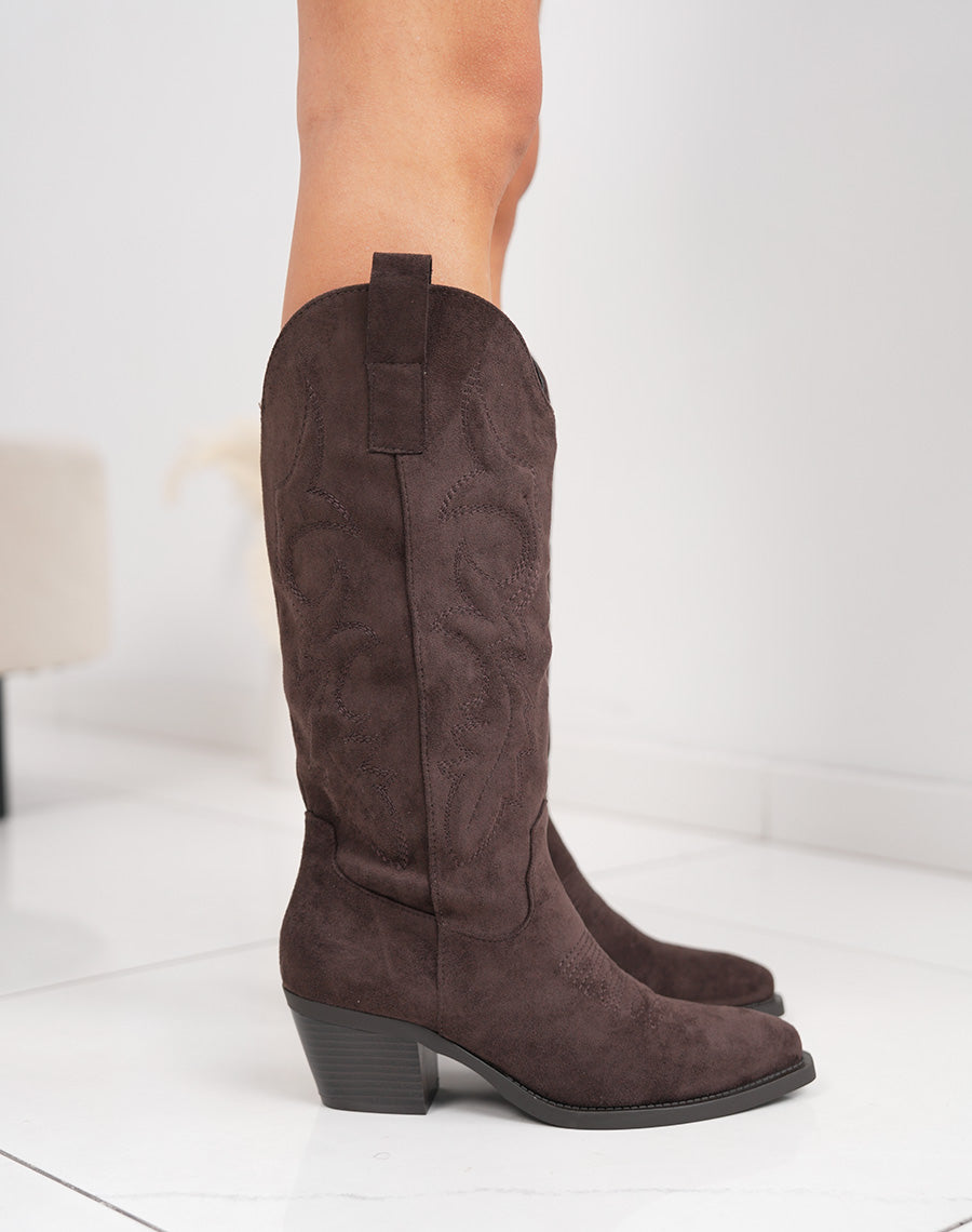 Santiags femme marron élégantes en suédine brodée avec bout pointu et talon épais