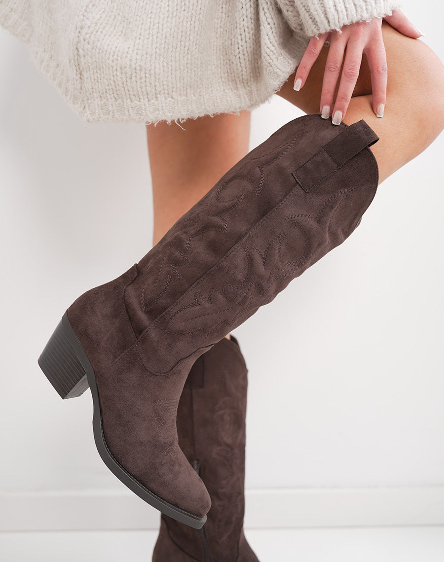 Santiags femme marron élégantes en suédine brodée avec bout pointu et talon épais