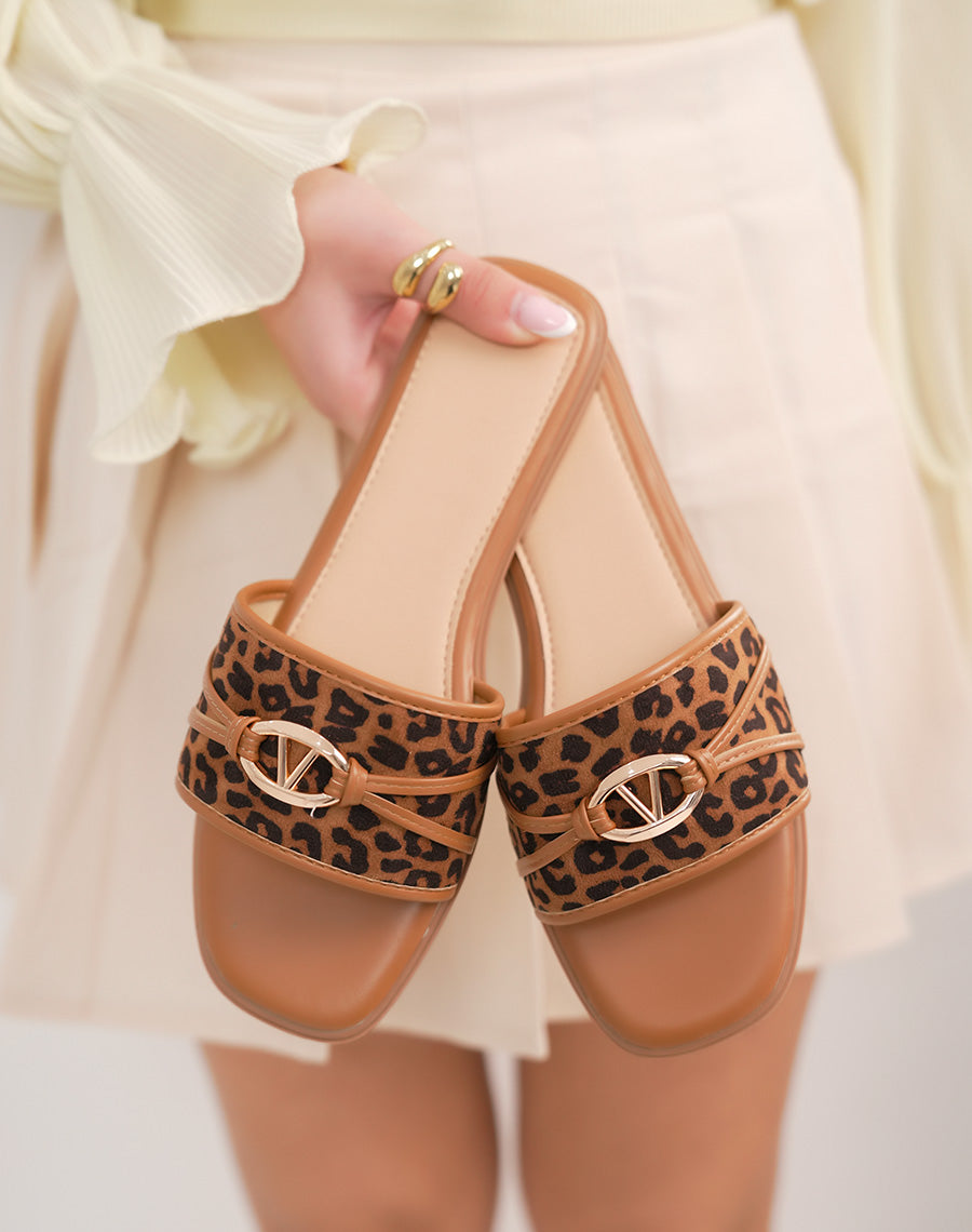 Mules femme camel plates à bride léopard et bijou doré en forme de V