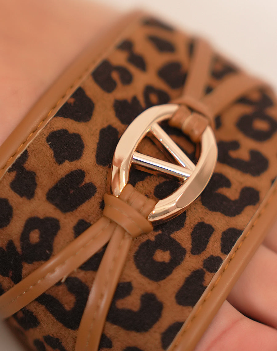 Mules femme camel plates à bride léopard et bijou doré en forme de V