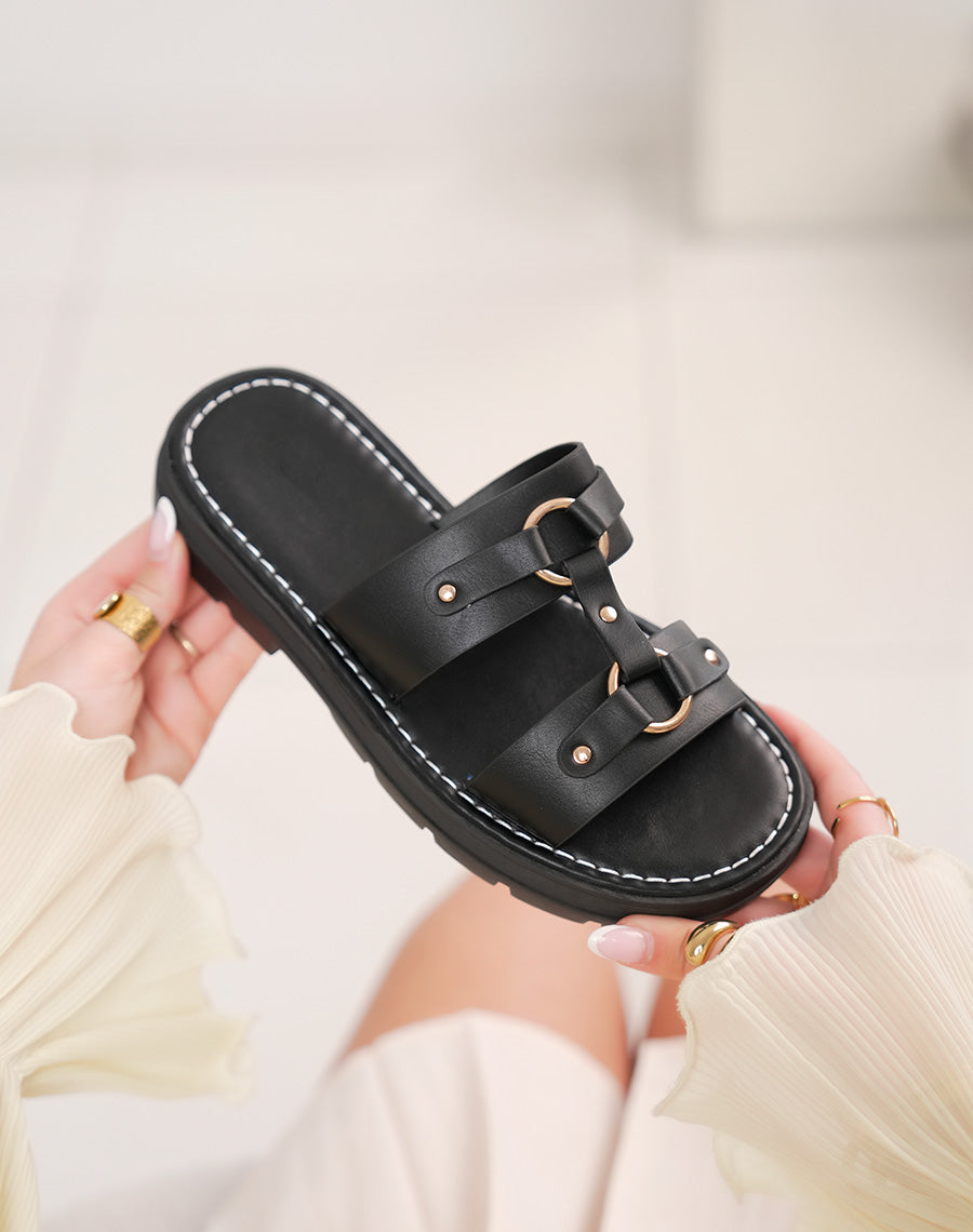 Mules femme noires à double brides avec anneaux dorés et semelle crantée