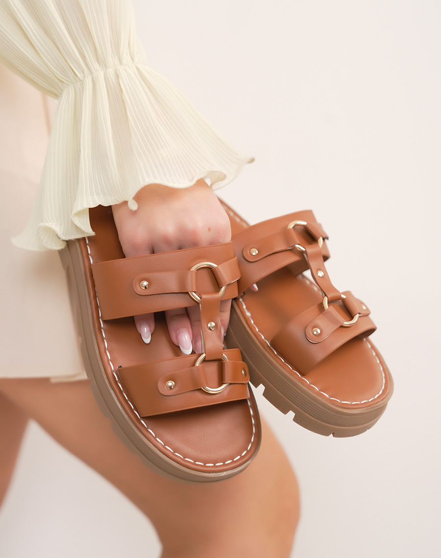 Mules femme camel à double brides et anneaux dorés – semelle crantée