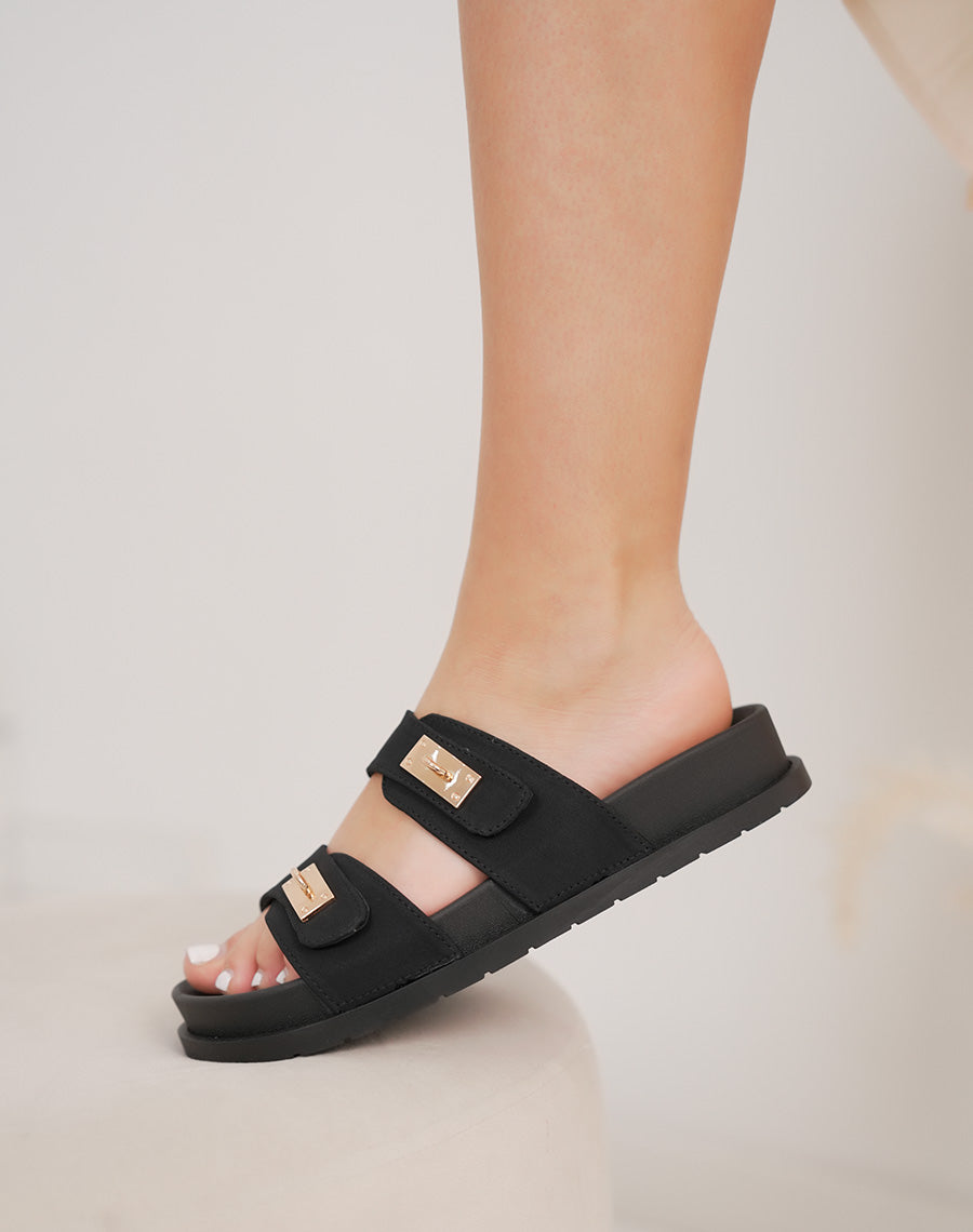 Mules femme noires à 2 brides avec bijoux dorés et semelle plate