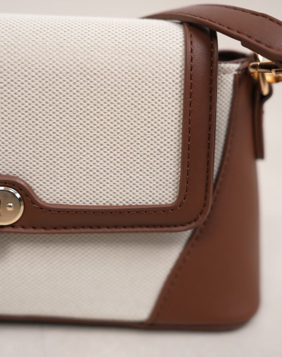 Sac à main femme beige et marron élégant en toile tissée avec fermoir doré chic