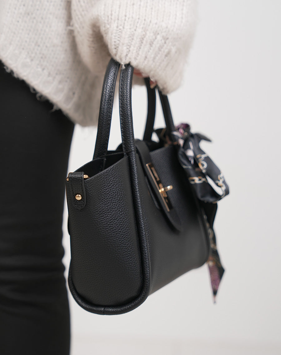 Sac à main femme noir grainé élégant avec fermeture dorée et foulard noué