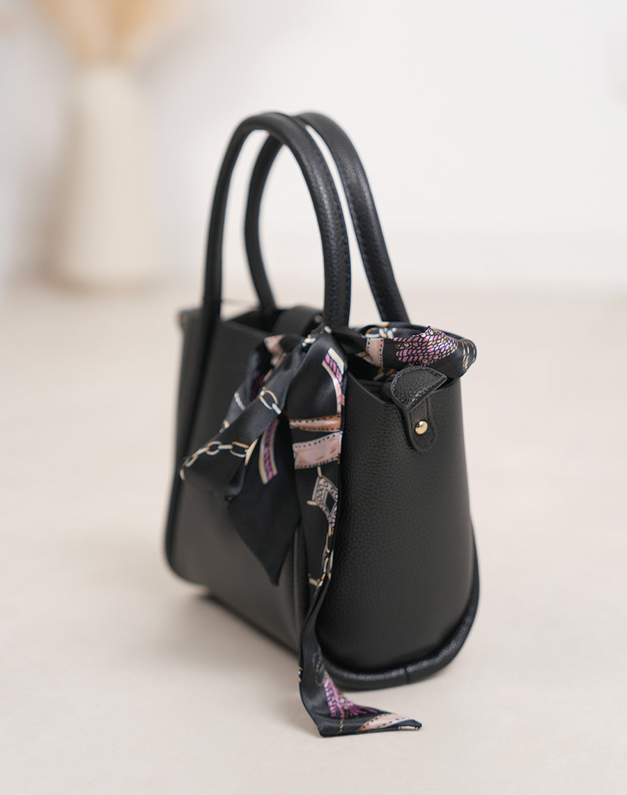Sac à main femme noir grainé élégant avec fermeture dorée et foulard noué