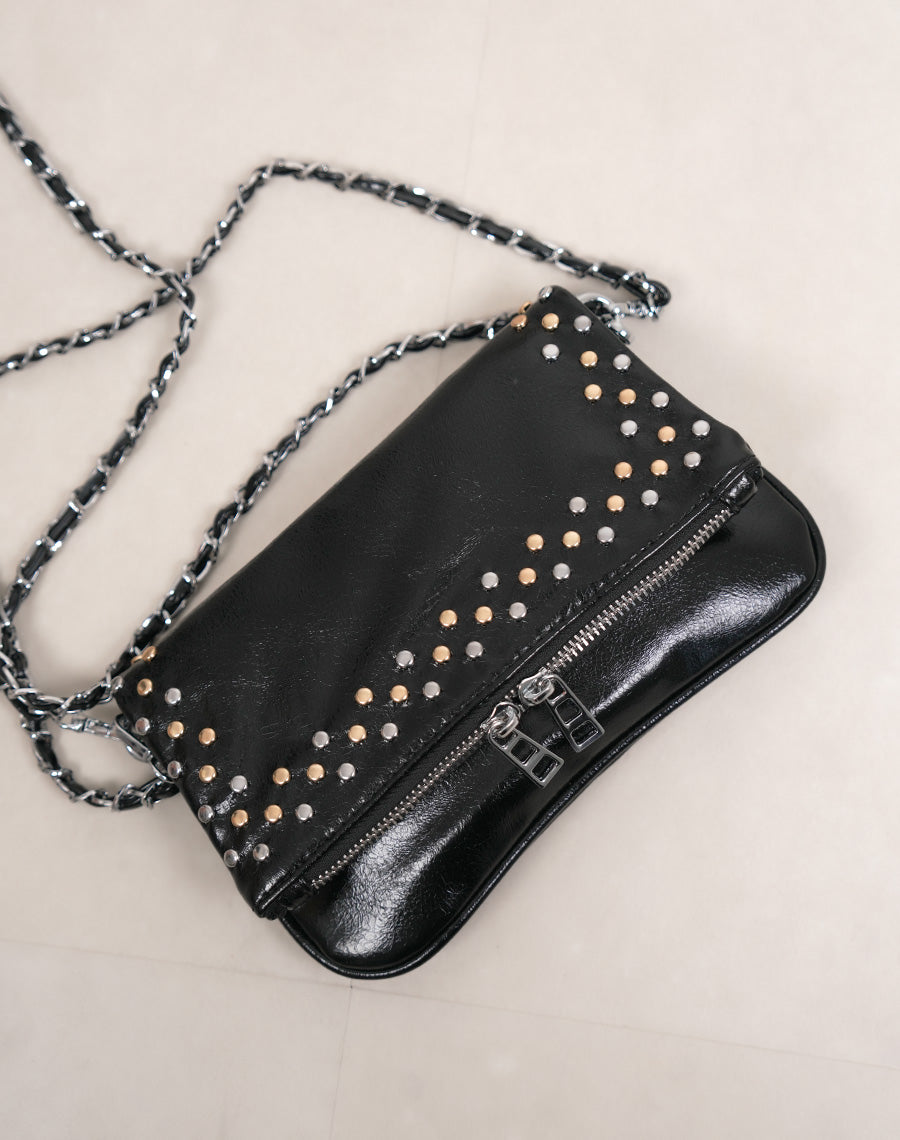 Sac pochette femme noir brillant avec clous argentés et fermeture zippée stylée