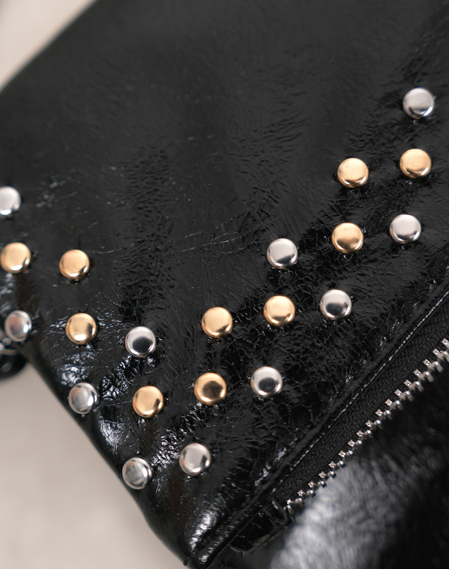 Sac pochette femme noir brillant avec clous argentés et fermeture zippée stylée