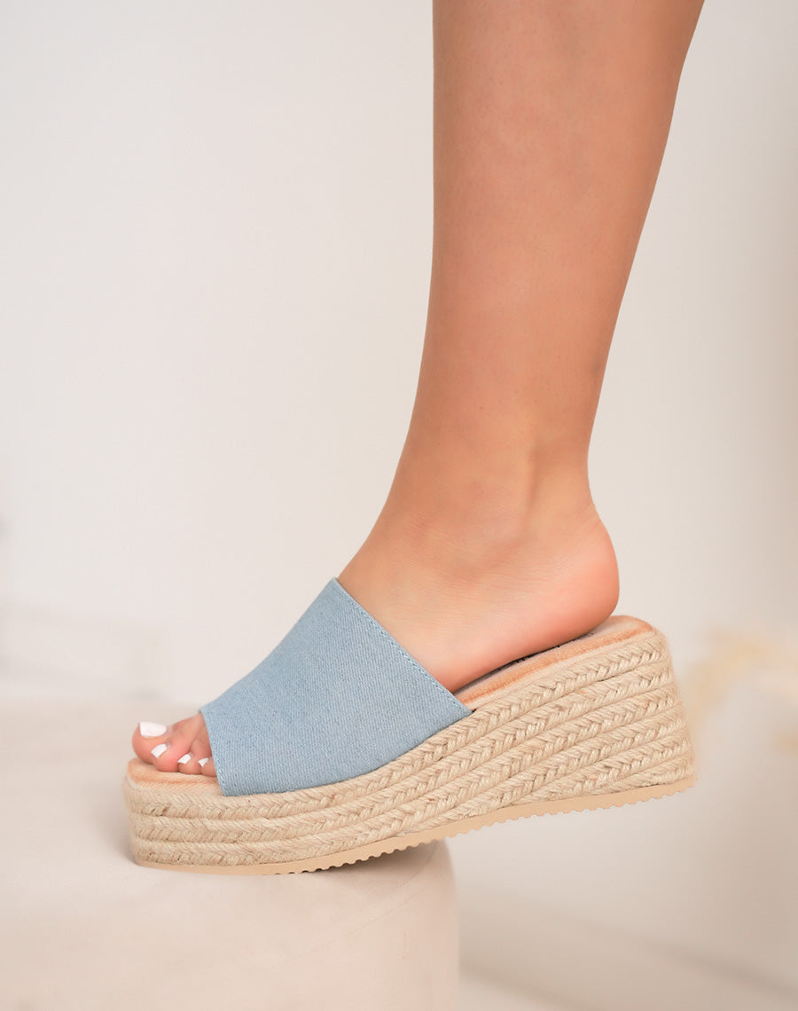 Mules compensées femme effet jean bleu clair avec semelle corde tressée