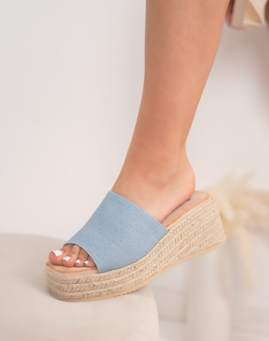 Mules compensées femme effet jean bleu clair avec semelle corde tressée