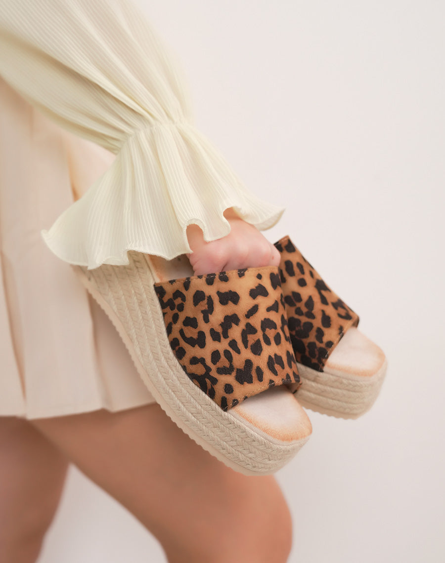 Mules compensées femme léopard avec semelle corde tressée tendance