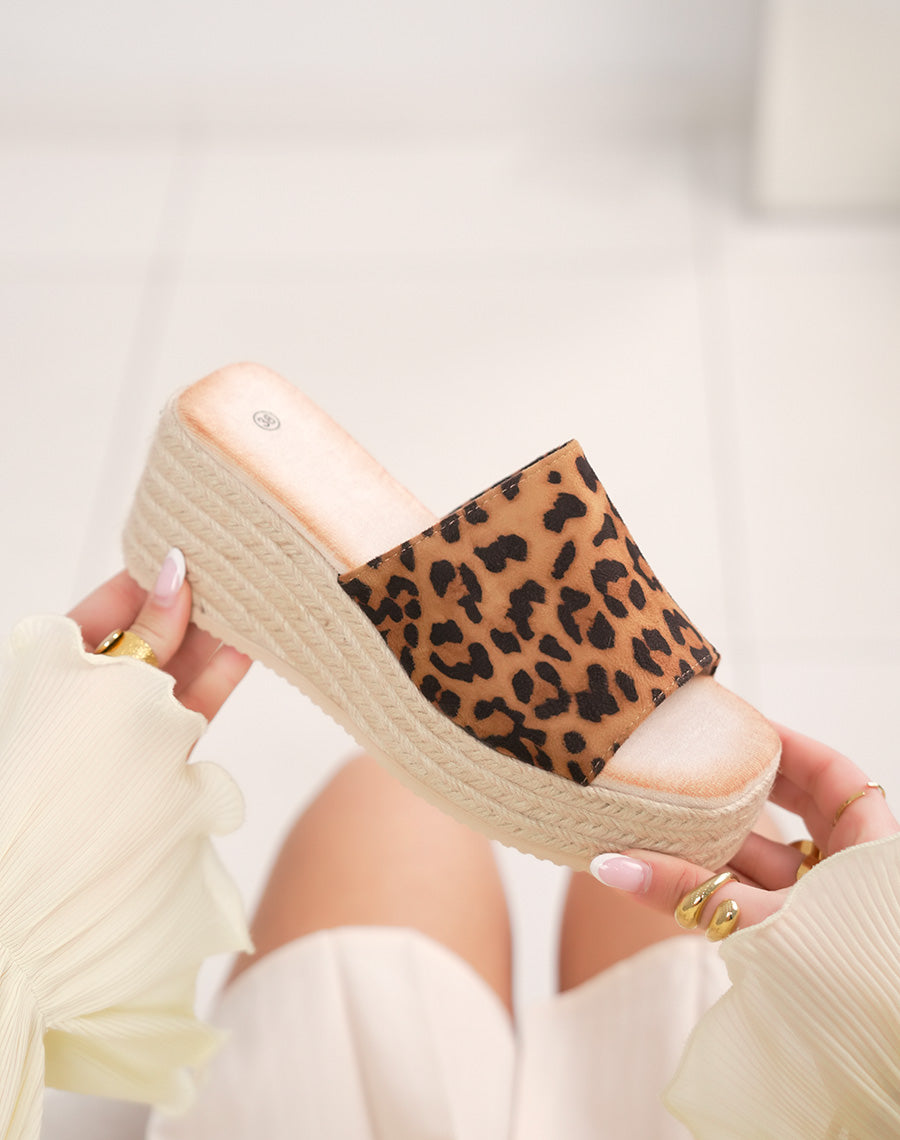 Mules compensées femme léopard avec semelle corde tressée tendance