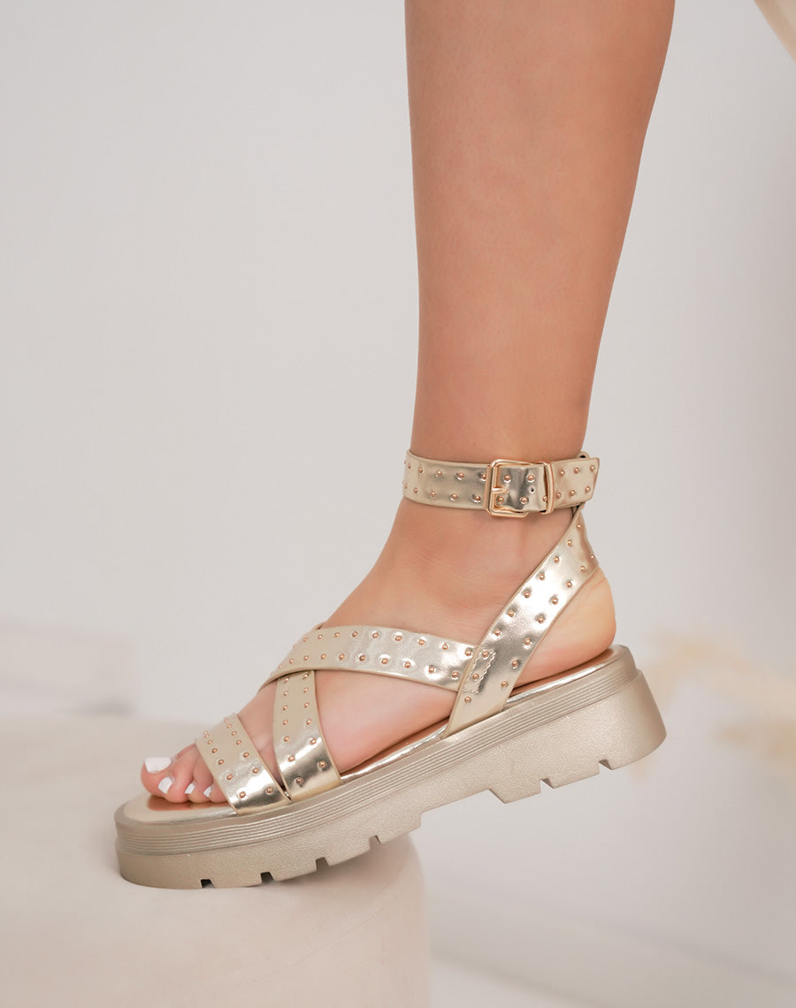 Sandales femme dorées tendance avec semelle épaisse crantée et brides cloutées