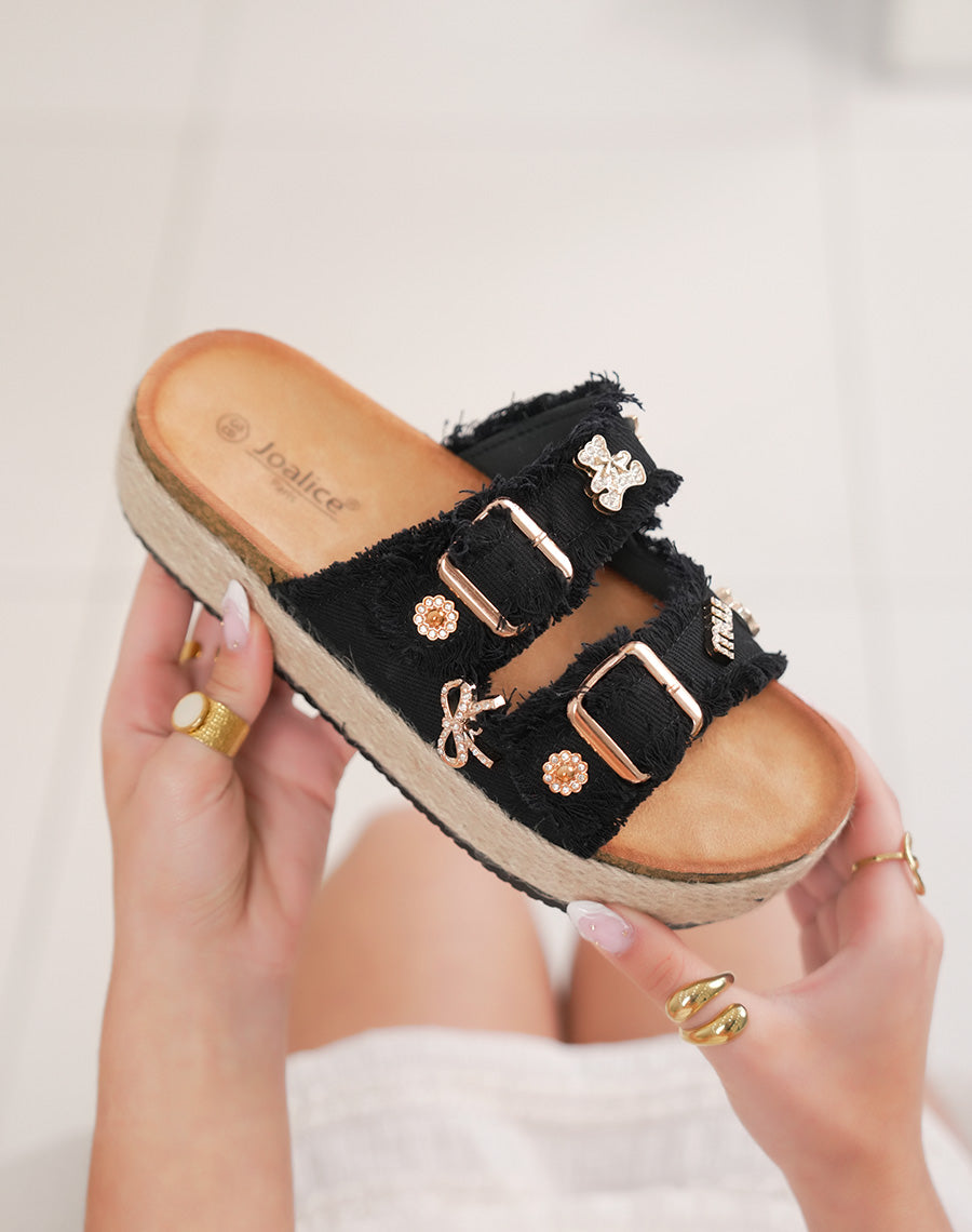Mules femme noires effet jean tendance avec bijoux dorés et plateforme tressée