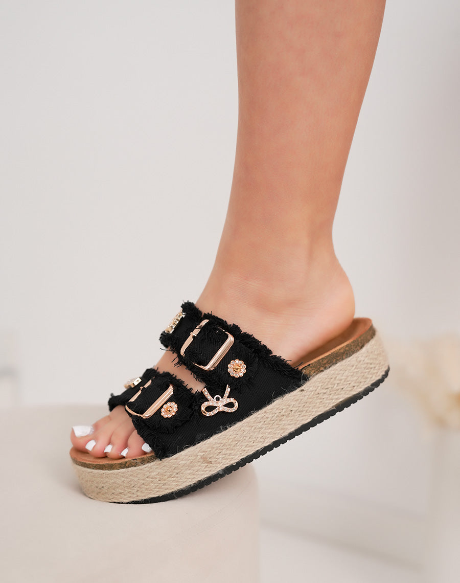Mules femme noires effet jean tendance avec bijoux dorés et plateforme tressée