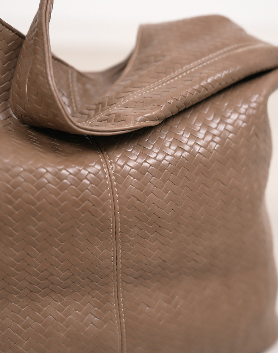 Grand sac besace femme taupe tressé brillant avec compartiment zippé spacieux