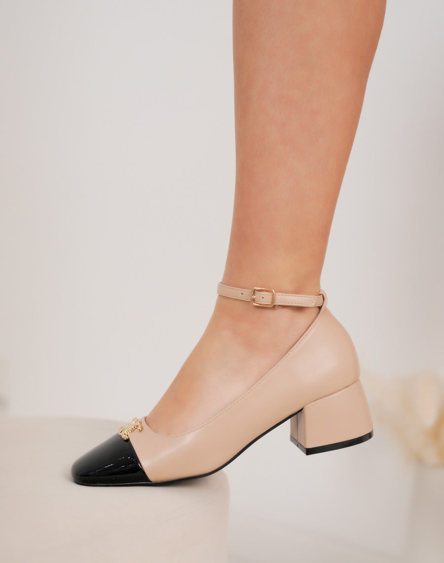 Escarpins femme beiges à petit talon verni noir avec bijou doré et bride élégante