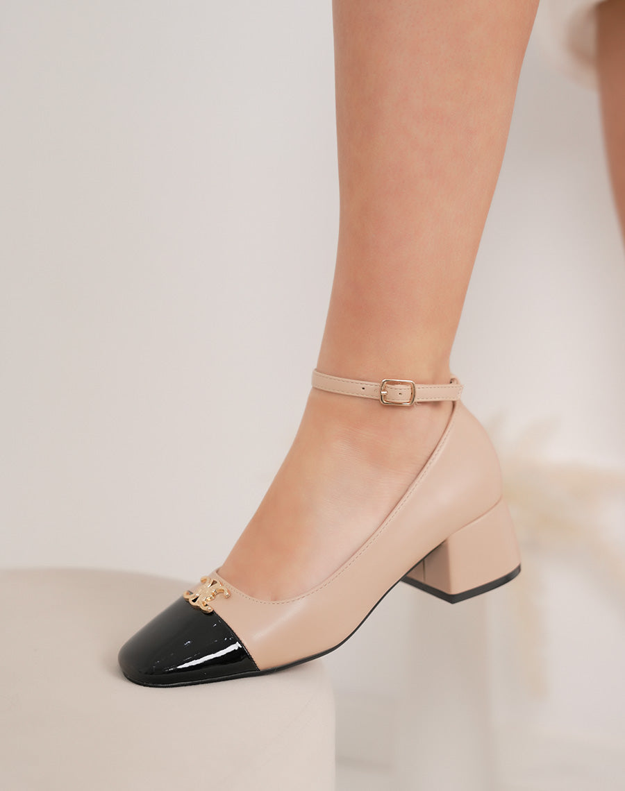 Escarpins femme beiges à petit talon verni noir avec bijou doré et bride élégante
