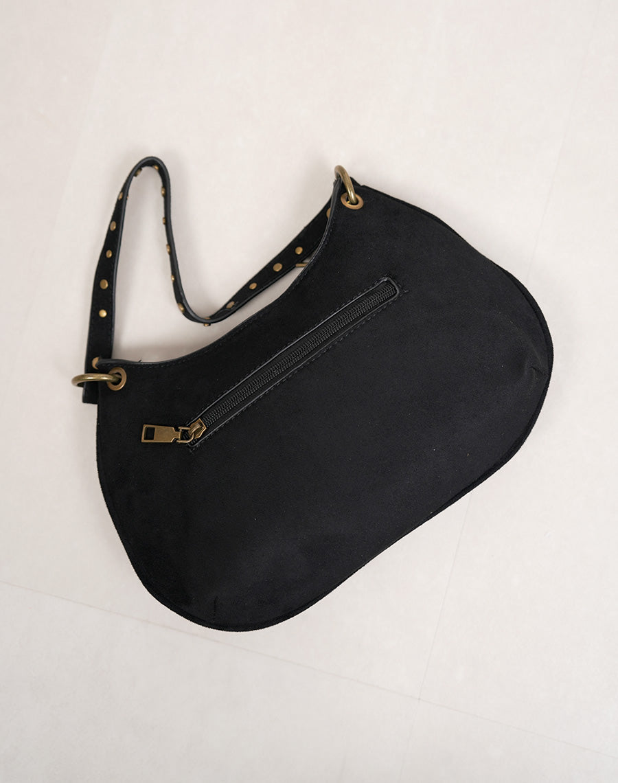Sac pochette femme noir en suédine avec clous dorés et bandoulière élégante