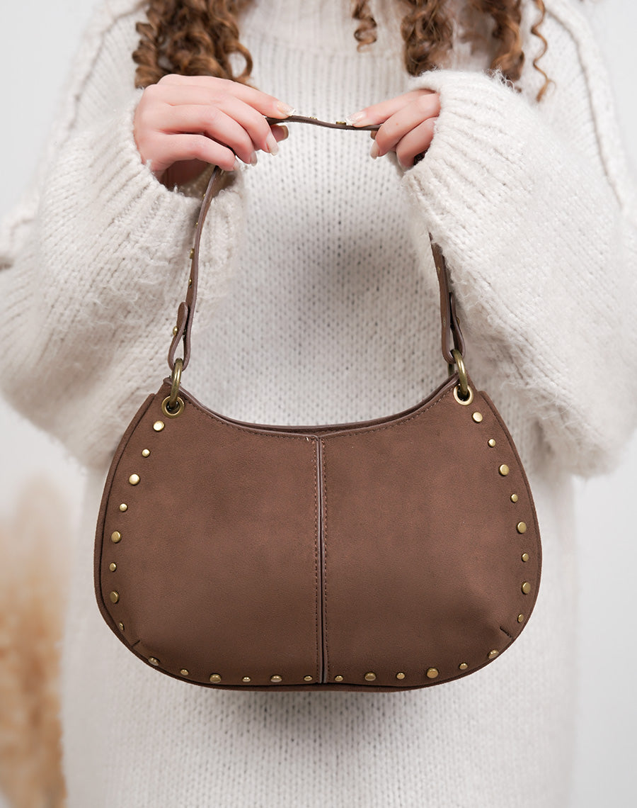Sac pochette femme marron en suédine avec clous dorés et bandoulière ajustable