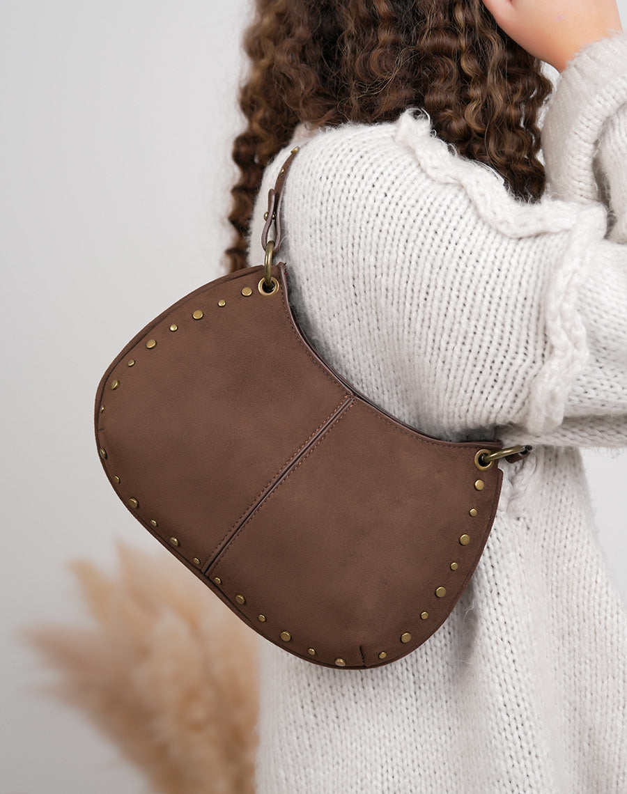 Sac pochette femme marron en suédine avec clous dorés et bandoulière ajustable