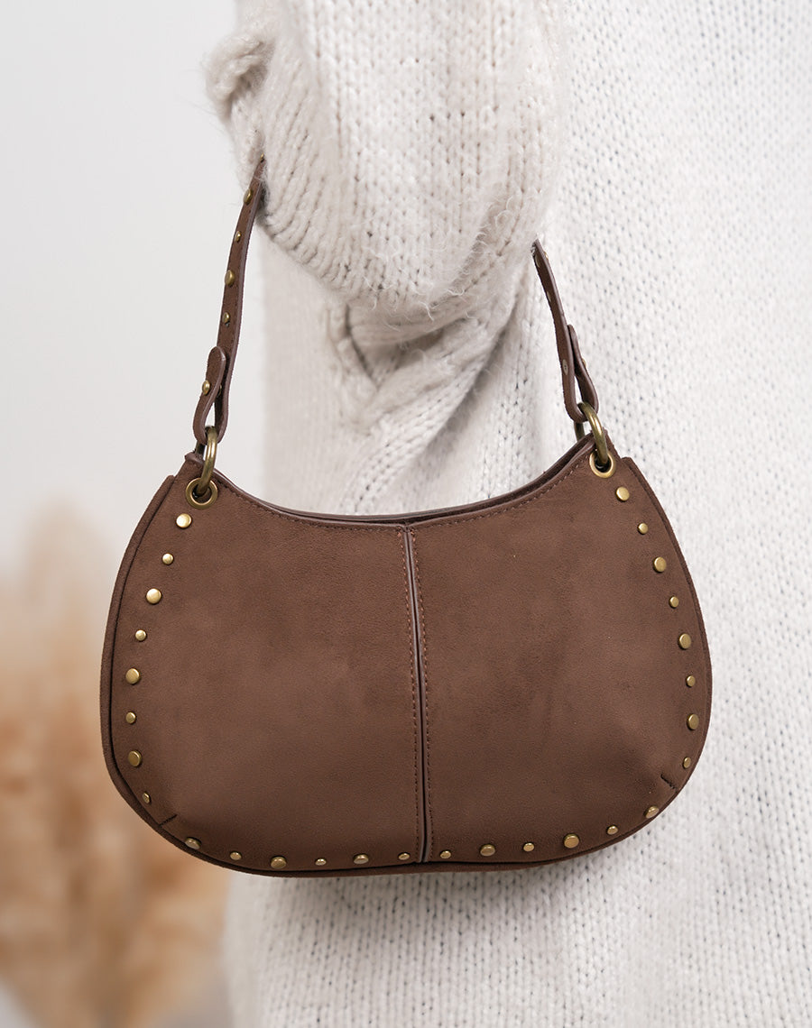 Sac pochette femme marron en suédine avec clous dorés et bandoulière ajustable