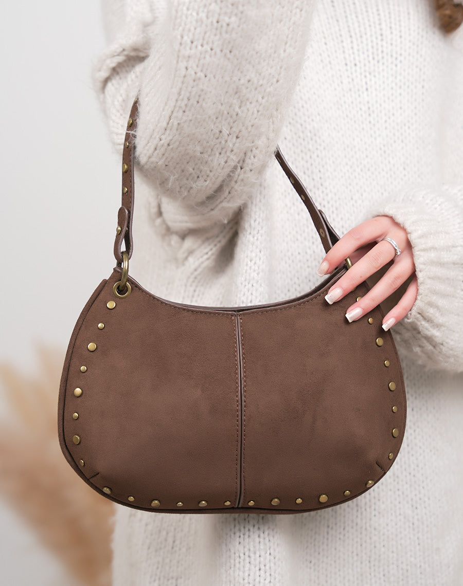 Sac pochette femme marron en suédine avec clous dorés et bandoulière ajustable