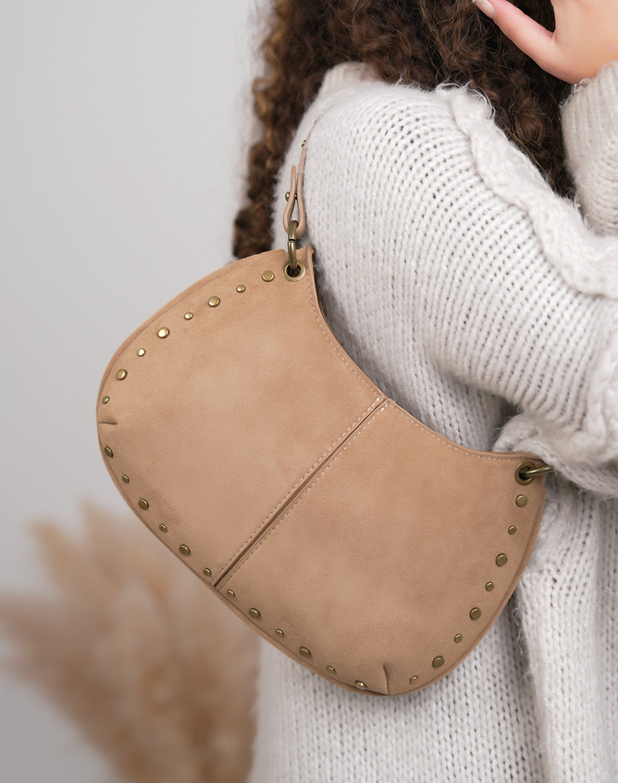 Sac pochette femme beige foncé en suédine avec clous dorés et bandoulière pratique