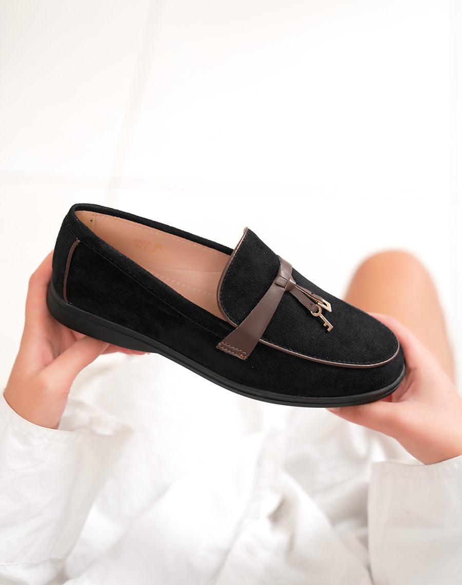 Mocassin femme noir élégante avec bride marron et détail doré clé