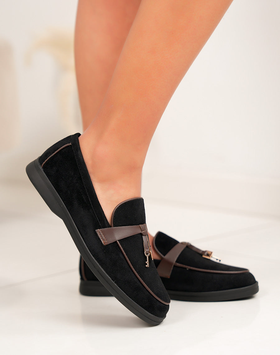 Mocassin femme noir élégante avec bride marron et détail doré clé