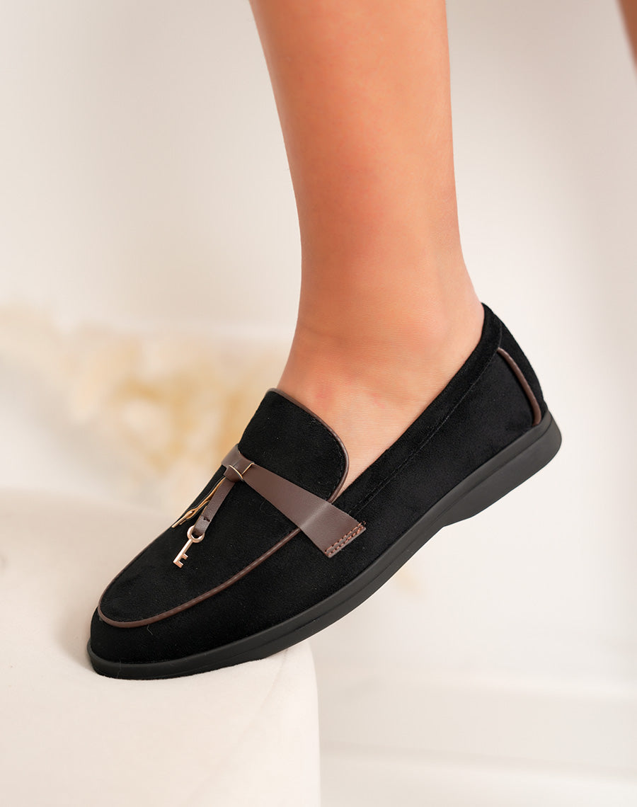 Mocassin femme noir élégante avec bride marron et détail doré clé