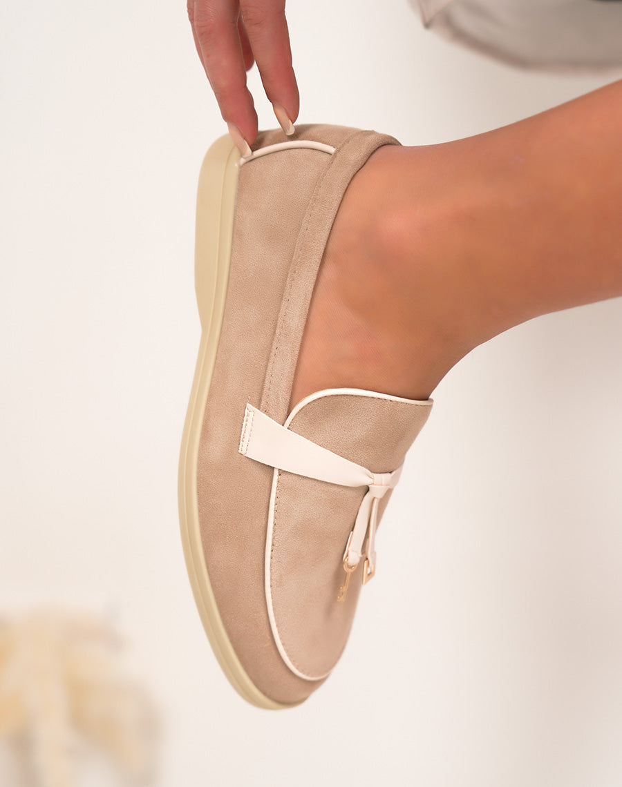 Mocassin femme beige élégante avec bride ton sur ton et détail doré raffiné