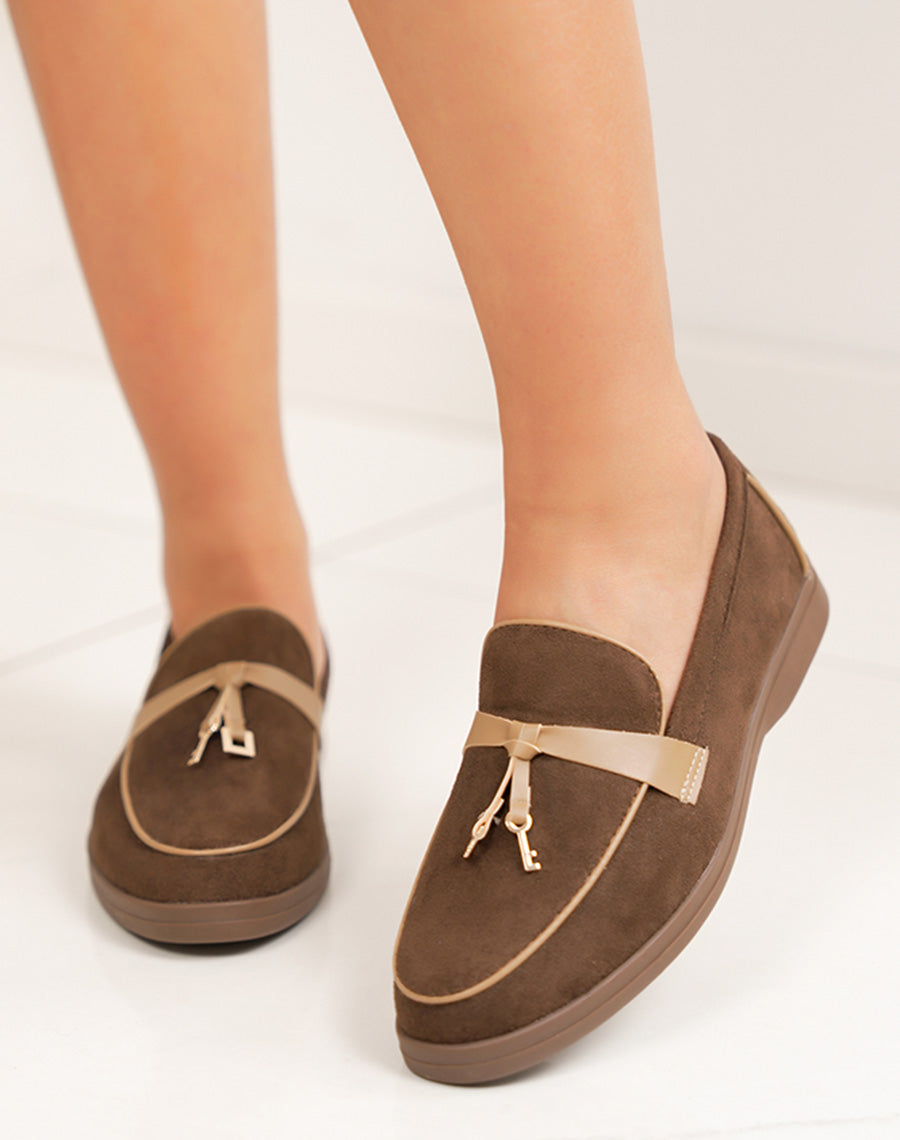 Mocassin femme marron élégante avec bride beige et détail doré original