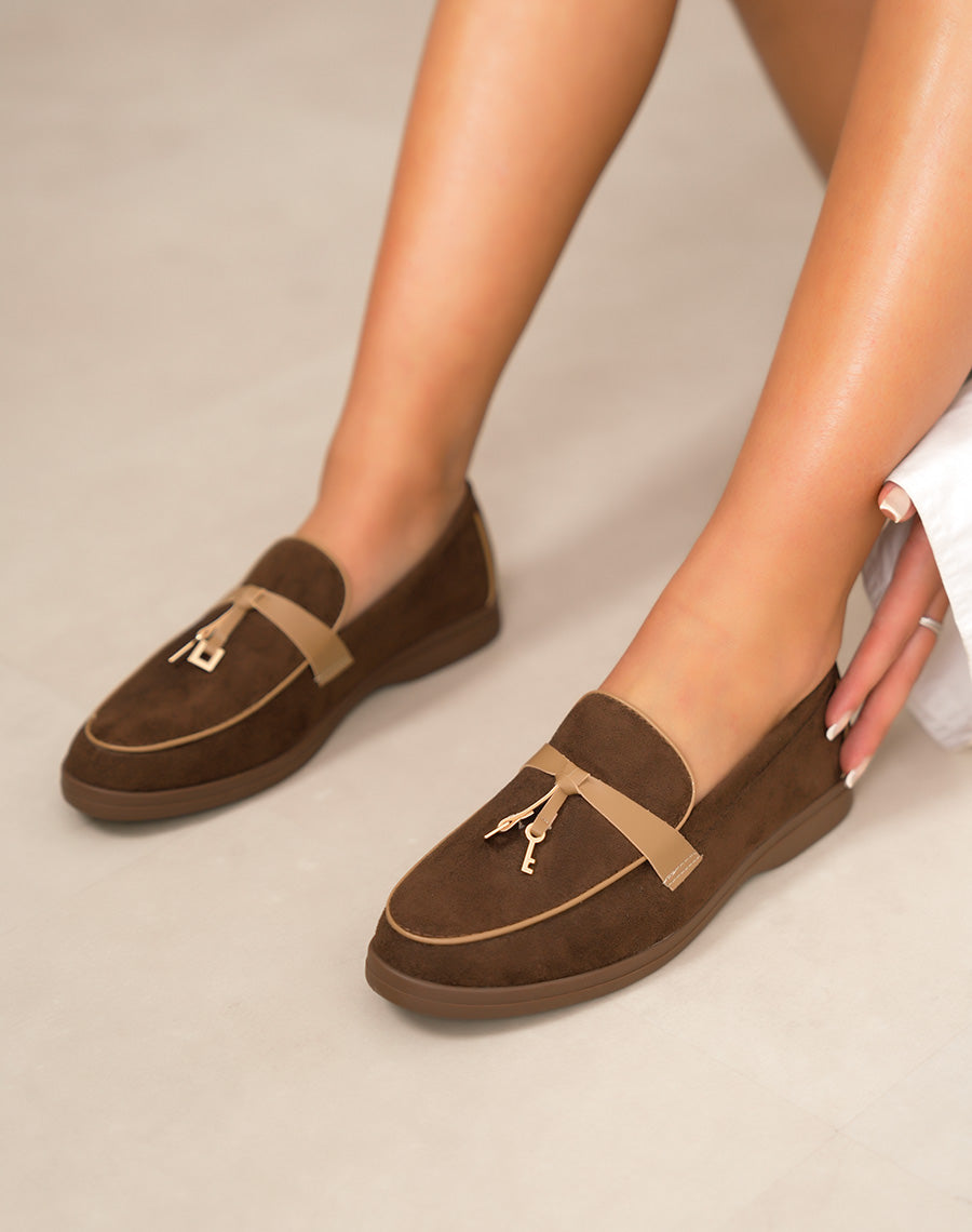 Mocassin femme marron élégante avec bride beige et détail doré original