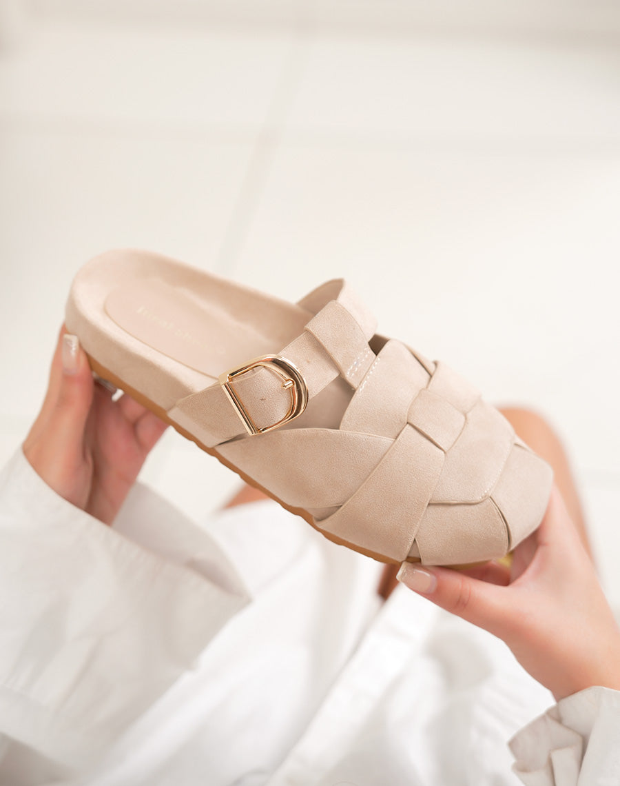Mule femme beige élégante avec brides croisées en suédine et boucle dorée brillante