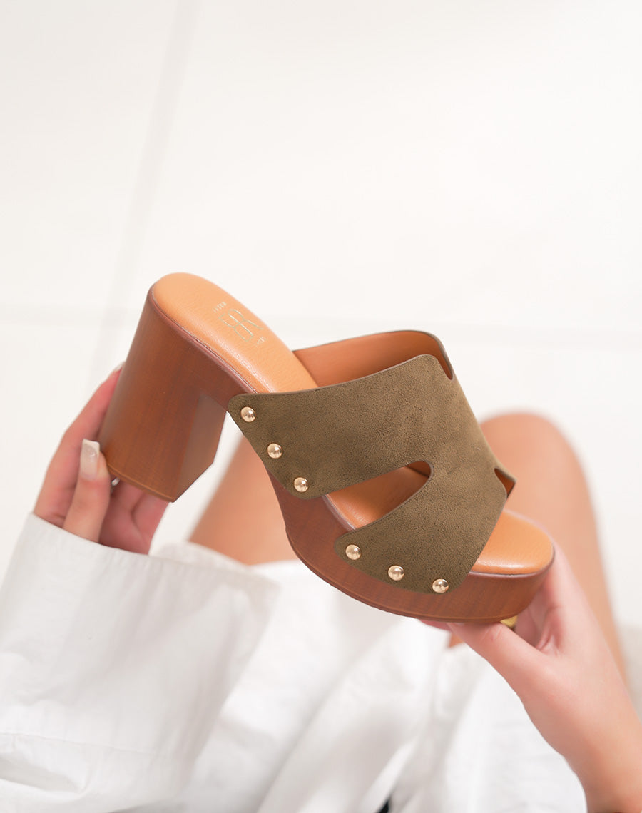 Mules femme à talon en suédine kaki style sabot avec détails dorés