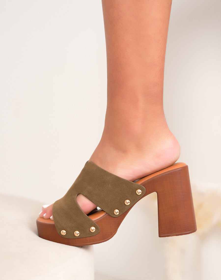 Mules femme à talon en suédine kaki style sabot avec détails dorés