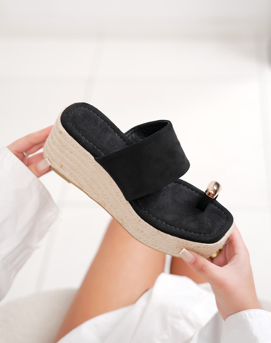 Compensées femme noires en suédine avec plateforme en jute et bijou doré