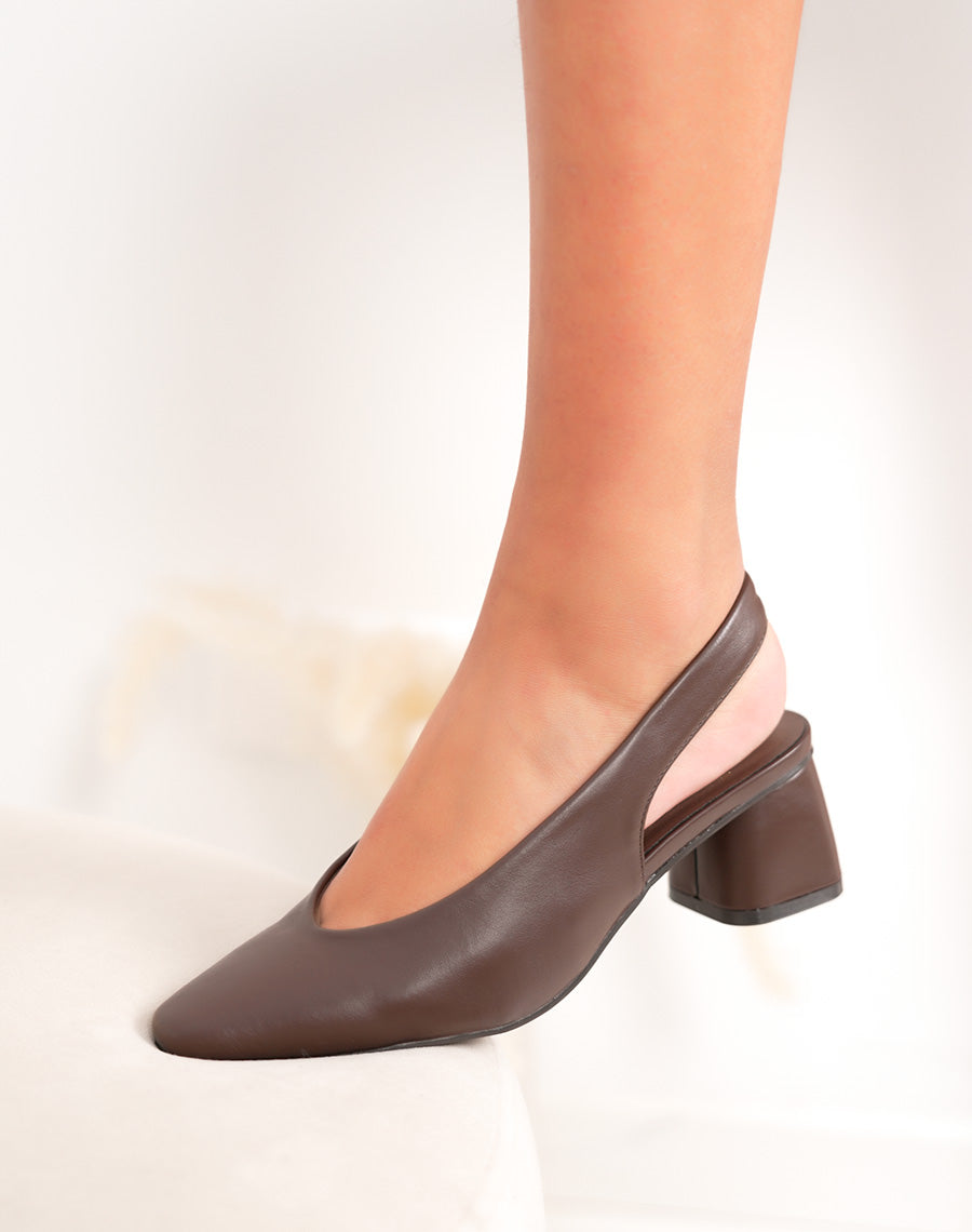 Escarpins femme marron chocolat à talon épais et bride arrière ajustable