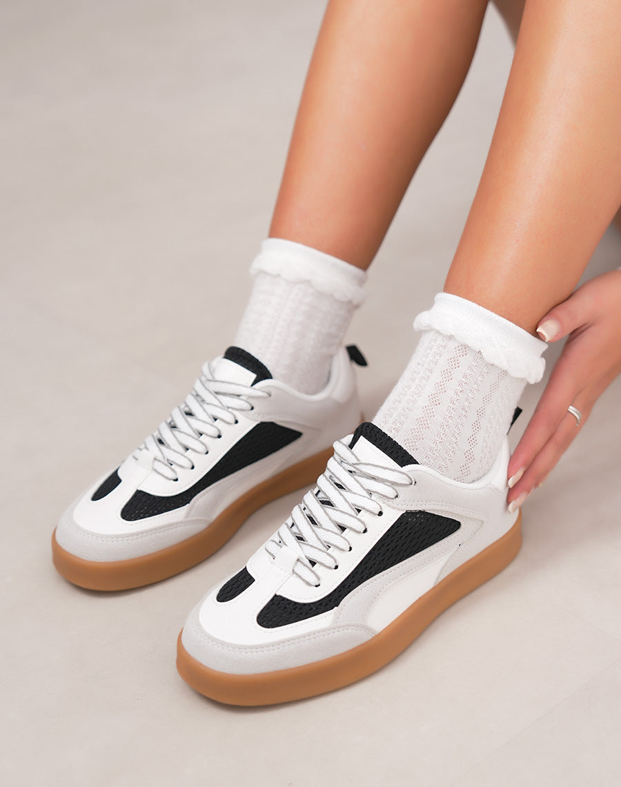 Basket femme blanche et noire tendance avec empiècements suédine gris clair