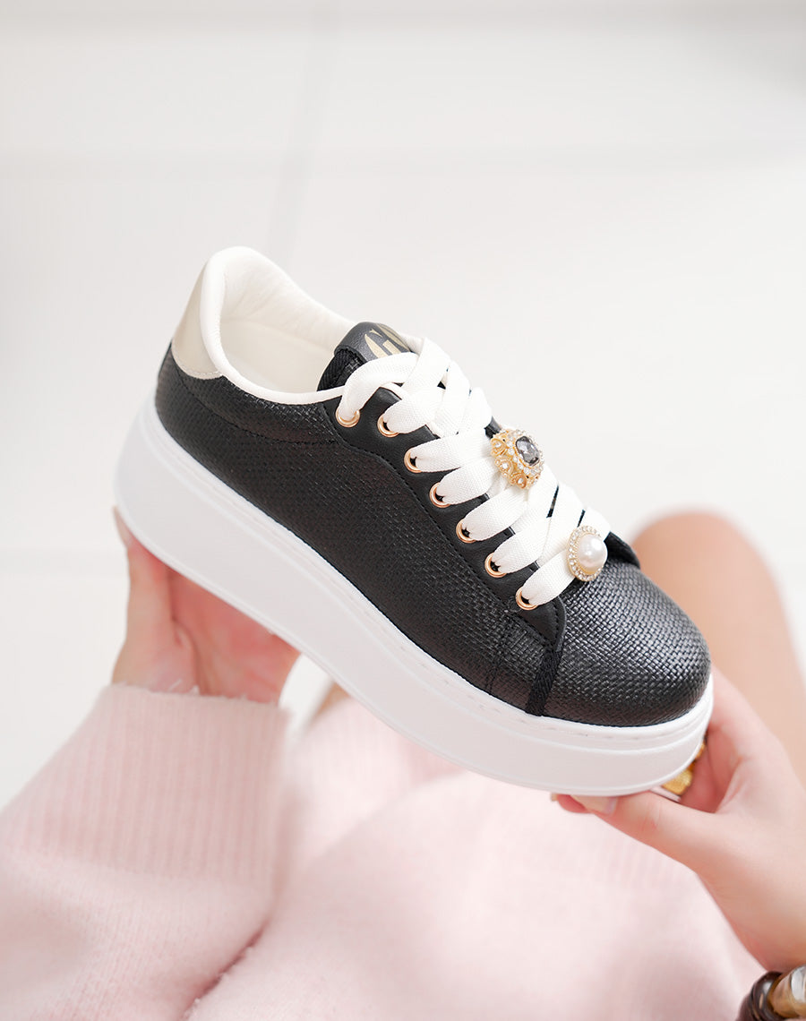 Basket femme noire élégante effet jute avec empiècement doré et bijoux fantaisie
