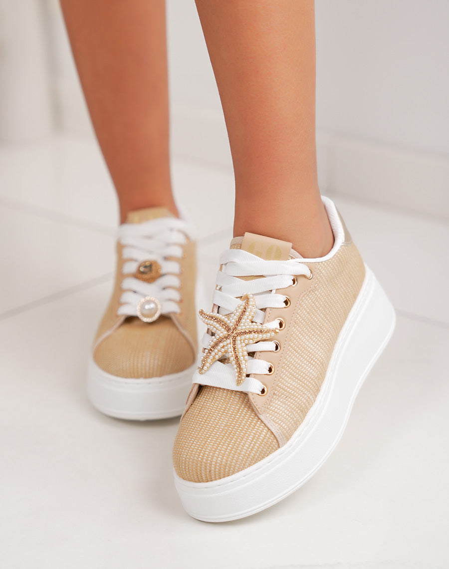 Basket femme beige tendance effet jute avec empiècement doré et étoile de mer bijou