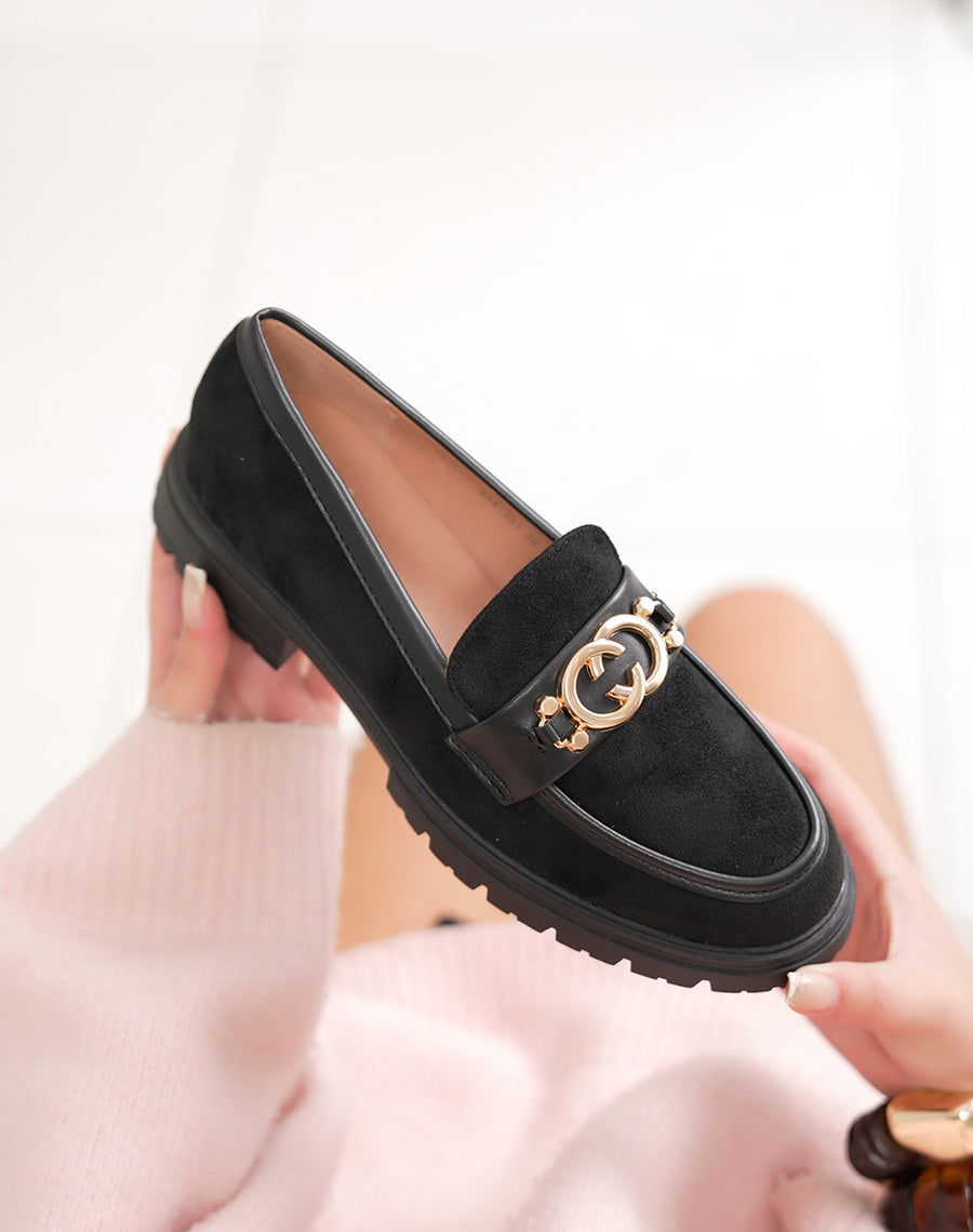 Mocassin femme noir élégant en suédine avec bijou doré et semelle crantée