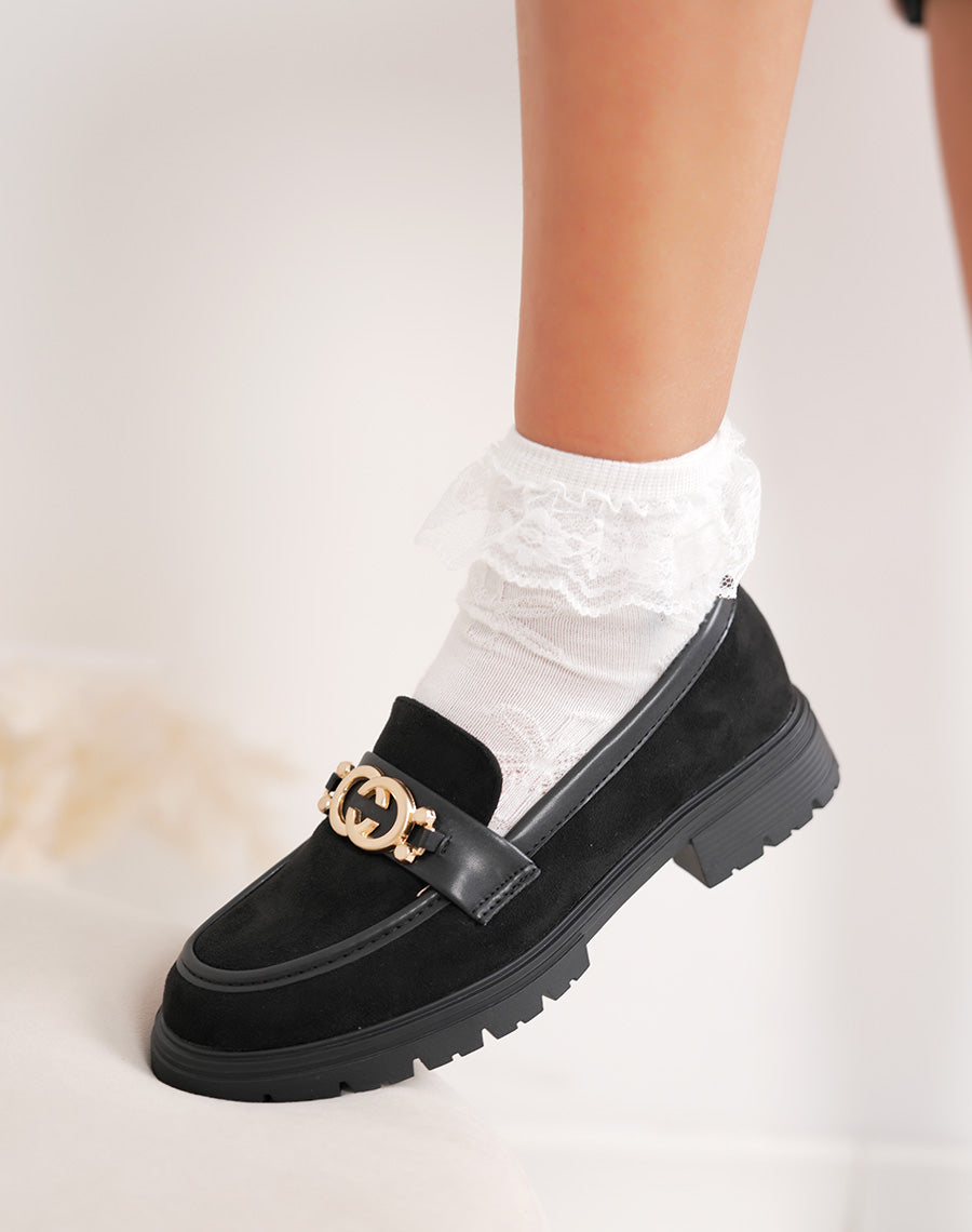 Mocassin femme noir élégant en suédine avec bijou doré et semelle crantée