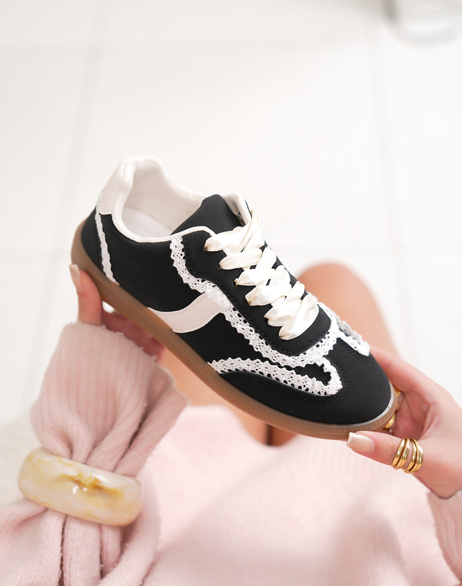 Basket femme noire en peau de pêche avec dentelle blanche et semelle gomme