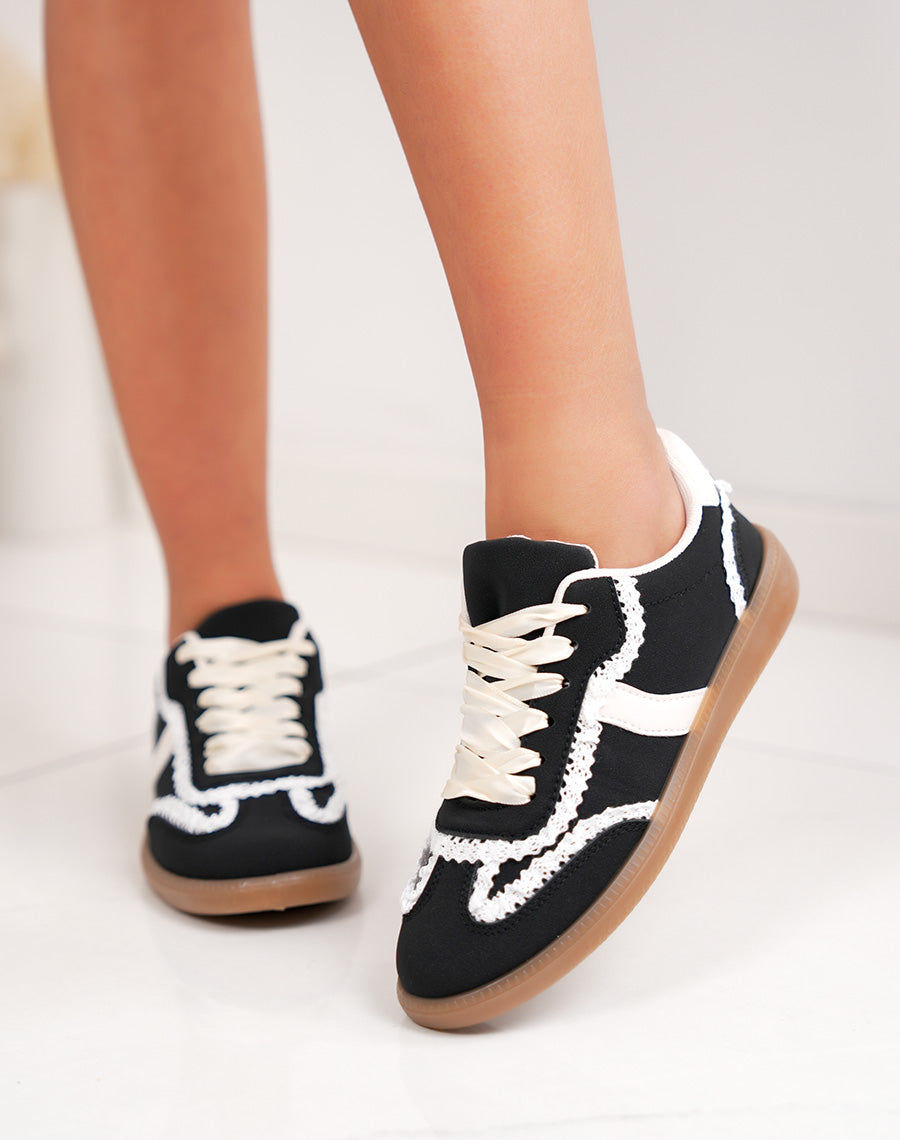 Basket femme noire en peau de pêche avec dentelle blanche et semelle gomme