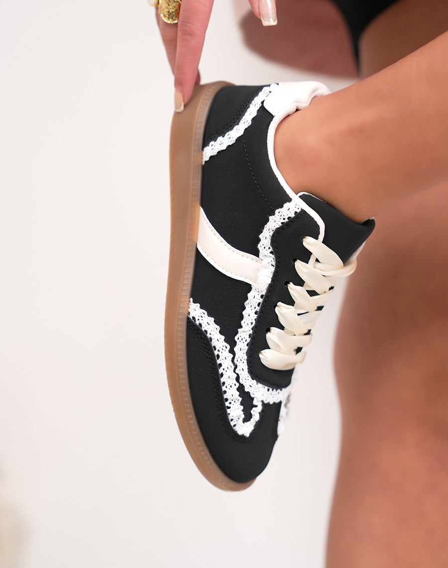 Basket femme noire en peau de pêche avec dentelle blanche et semelle gomme