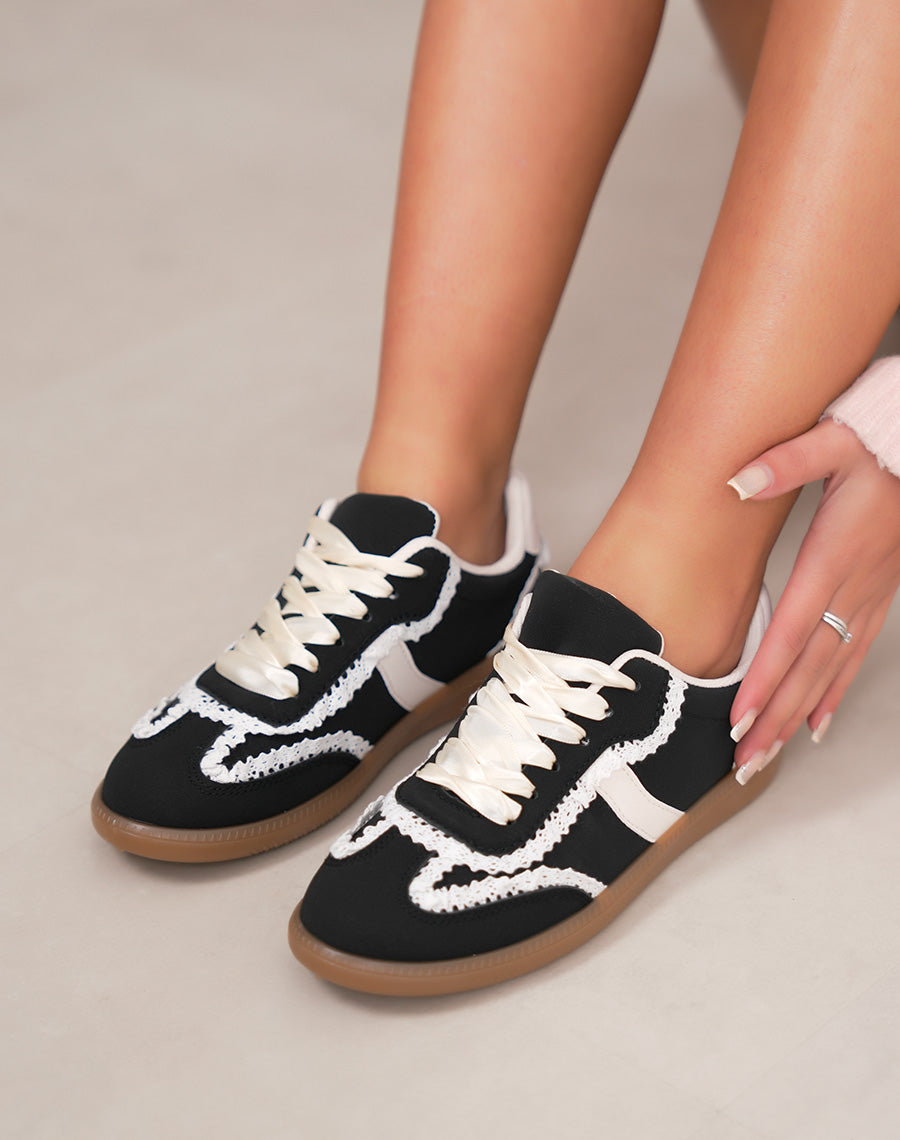 Basket femme noire en peau de pêche avec dentelle blanche et semelle gomme